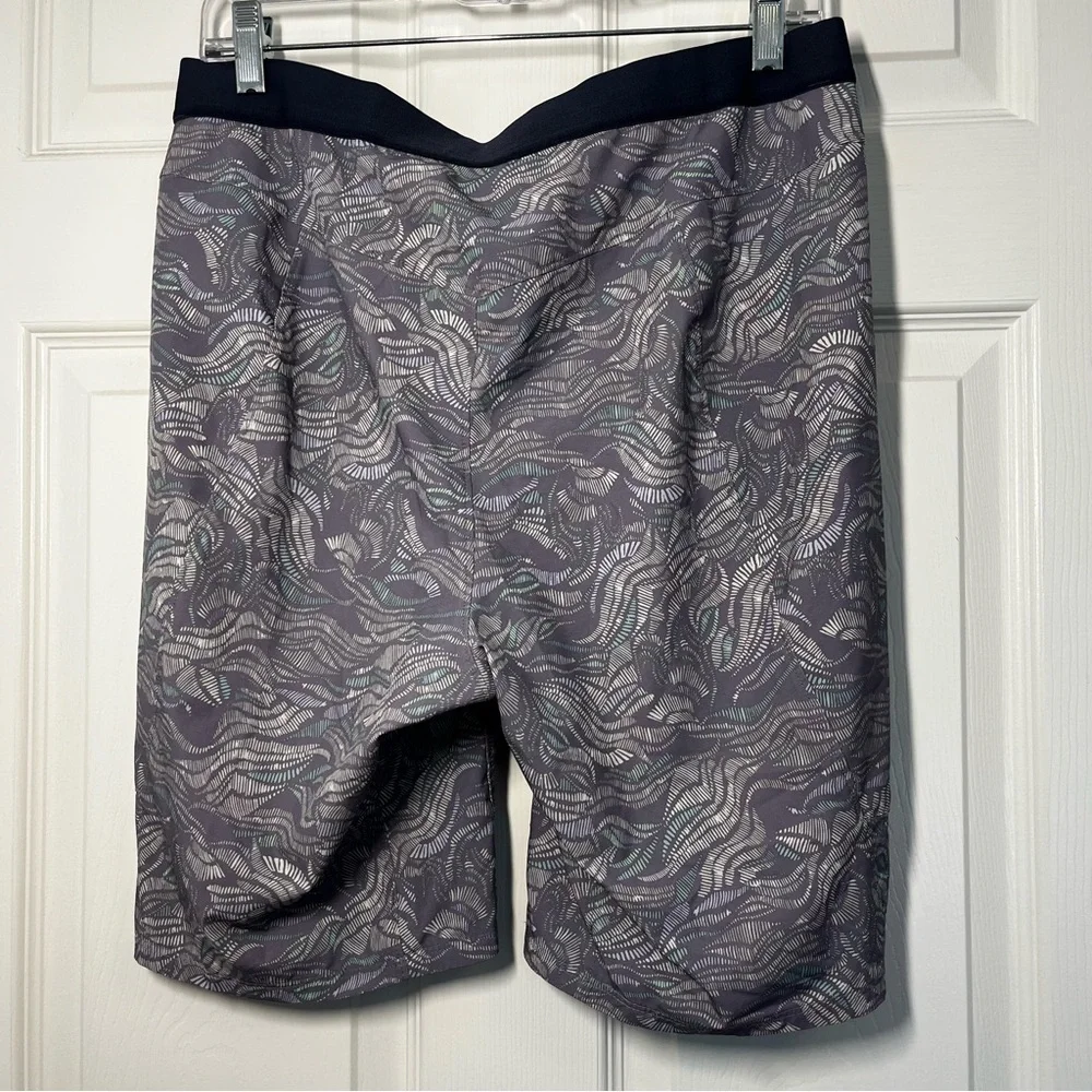 Patagonia Tyrolene Gray Pattern Bike Shorts Size 12
